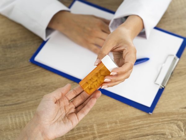 Qual o melhor medicamento para refluxo em casos frequentes e moderados?