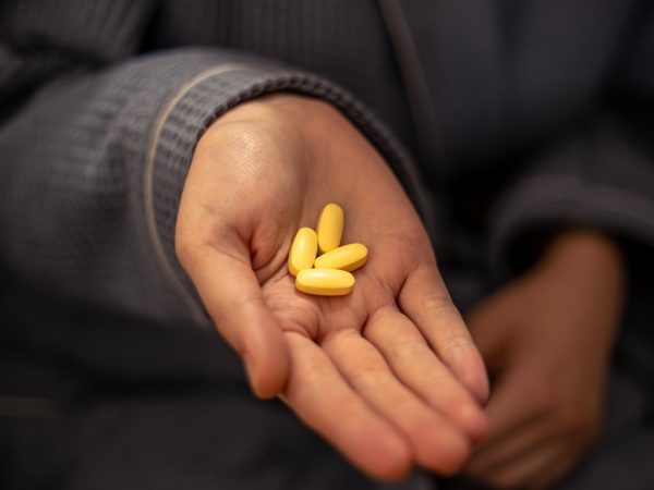 Qual vitamina pode melhorar a circulação sanguínea e reduzir formigamentos nas pernas?