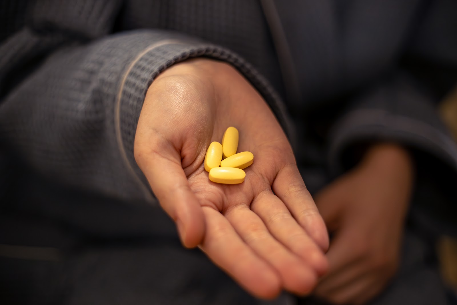 Qual vitamina pode melhorar a circulação sanguínea e reduzir formigamentos nas pernas?