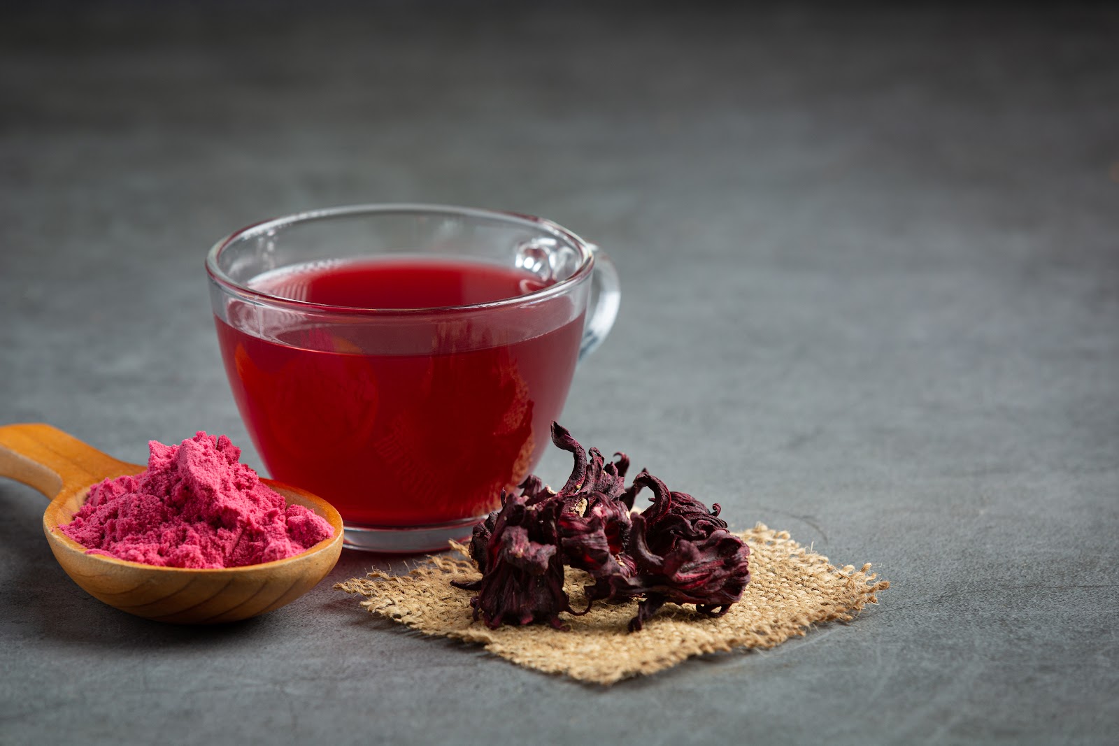 Como o hibisco pode auxiliar na rotina de quem busca efeito diurético natural?